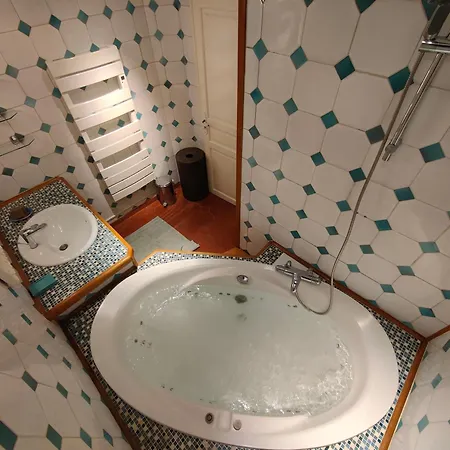 Historic Duplex With Sea View Old Town مينتون