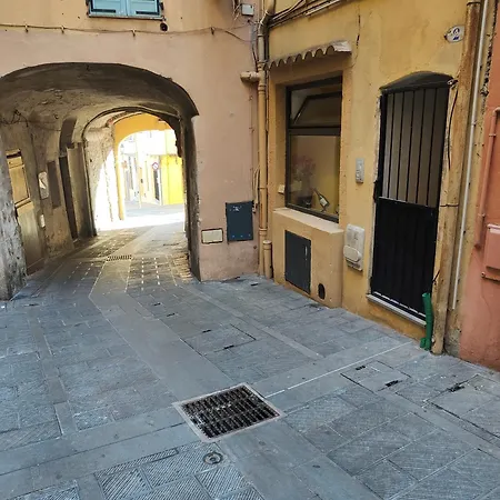 شقة Historic Duplex With Sea View Old Town مينتون